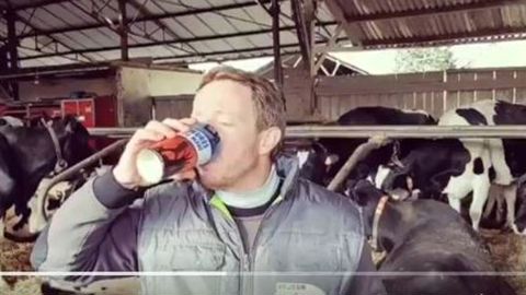 Vous prendrez bien une pinte de lait, Monsieur Travert Vous prendrez bien une pinte de lait, Monsieur Travert
