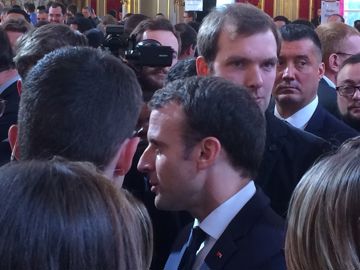 Emmanuel Macron s’entretient avec des jeunes agriculteurs. © Y. Herry/GFA