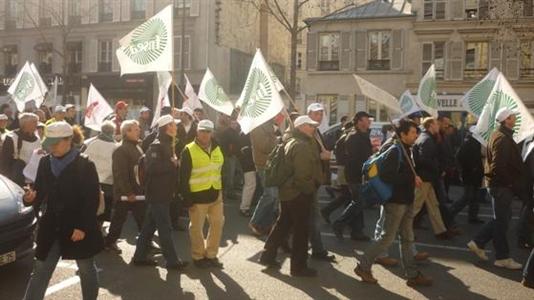 Les producteurs de lait Lactalis défilant le 19 mars 2012 à Paris