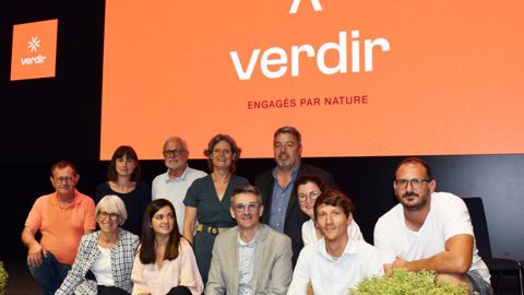 Verdir, la nouvelle identité de la FNPHP, a été co-conçue avec l’Agence i Communication et validée en conseil d’administration début mai (ici, les membres du bureau (ligne du haut) et les salariés (ligne du bas) de Verdir). © A. Mabire