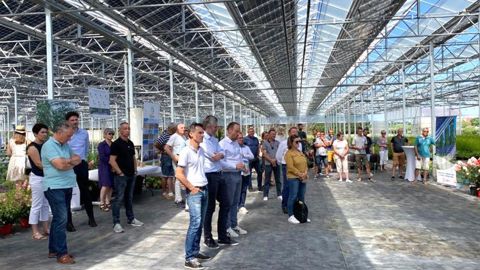 La serre équipée de panneaux des pépinières Desmartis, en fonctionnement depuis un an, a été présentée le 7 juillet à un parterre d’invités professionnels et de partenaires.  ©O.Maillard