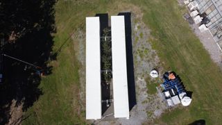 Le sol de la rue canyon à l’échelle 1/5è du projet CliSeTiCS est bitumé afin de contrôler les apports en eau par un goutte-à-goutte. Des trappes permettent de procéder à des mesures du drainage. ©EPHor