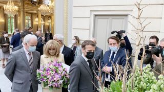 Les professionnels de l’horticulture ont participé aux côtés de ceux du MIN de Rungis à la remise du muguet au couple présidentiel, Emmanuel et Brigitte Macon, à l’Élysée, le 1er mai 2021. ©P. Fayolle Les professionnels de l’horticulture ont participé aux côtés de ceux du MIN de Rungis à la remise du muguet au couple présidentiel, Emmanuel et Brigitte Macon, à l’Élysée, le 1er mai 2021. ©P. Fayolle