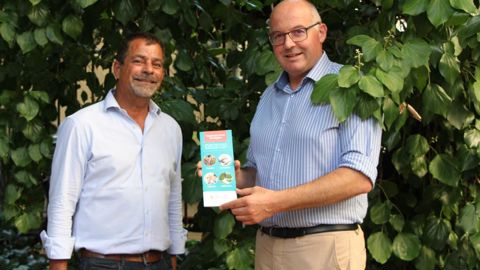 Le 15 septembre 2020, Benoit Ganem, président du comité stratégique mis en place en avril, a remis une feuille de route composée de quatre enjeux-clés à Mikaël Mercier, président de Val’Hor. ©Val’Hor