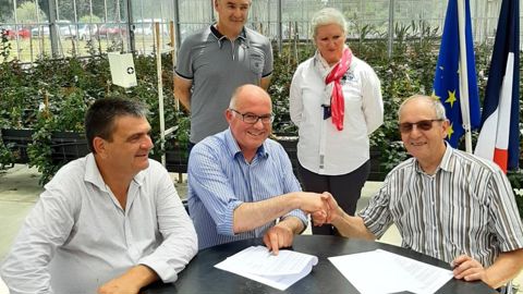 Signature de la convention-cadre de partenariat entre VAL’HOR et ASTREDHOR. De gauche à droite: Michel DESSUS, président de la chambre d’agriculture du département des Alpes-Maritimes, Claude CHAILAN, délégué de la filière horticole à FranceAgriMer, Mikaël MERCIER, président de l’Interprofession VAL’HOR, Frédérique GROSBOIS du Ministère chargé de l’agriculture et Claude DEHAIS, président d’ASTREDHOR. © ASTREDHOR