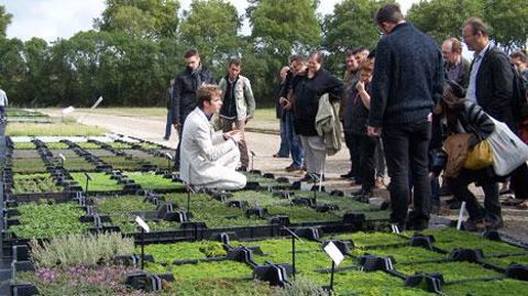 Guilhem Bost, responsable commercial, a présenté les 7 hectares consacrés aux gammes végétales menées en hors-sol. ©Anne Mabire Guilhem Bost, responsable commercial, a présenté les 7 hectares consacrés aux gammes végétales menées en hors-sol. ©Anne Mabire