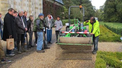 Une démonstration de désherbage d'allée gravillonnée par Avril Industrie a été organisée dans le cadre du Salon Eco-Coccinelle, dont la première édition a eu lieu le mardi 6 octobre, à Saint-Jean-de-Beauregard (91).(c)Pascal Fayolle Une démonstration de désherbage d'allée gravillonnée par Avril Industrie a été organisée dans le cadre du Salon Eco-Coccinelle, dont la première édition a eu lieu le mardi 6 octobre, à Saint-Jean-de-Beauregard (91).(c)Pascal Fayolle