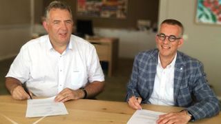 René Richert (à gauche), responsable de A.Ducrettet et Cor Bremmer, pour Beekenkamp Plants signent un contrat de coopération. Le distributeur français gère – depuis le 11 juin 2018 – la commercialisation des obtentions et des jeunes plants, en France, pour le compte de Beekenkamp Ornamentals. ©Ducrettet/Beekenkamp René Richert (à gauche), responsable de A.Ducrettet et Cor Bremmer, pour Beekenkamp Plants signent un contrat de coopération. Le distributeur français gère – depuis le 11 juin 2018 – l René Richert (à gauche), responsable de A.Ducrettet et Cor Bremmer, pour Beekenkamp Plants signent un contrat de coopération. Le distributeur français gère – depuis le 11 juin 2018 – la commercialisation des obtentions et des jeunes plants, en France, pour le compte de Beekenkamp Ornamentals. ©Ducrettet/Beekenkamp René Richert (à gauche), responsable de A.Ducrettet et Cor Bremmer, pour Beekenkamp Plants signent un contrat de coopération. Le distributeur français gère – depuis le 11 juin 2018 – l