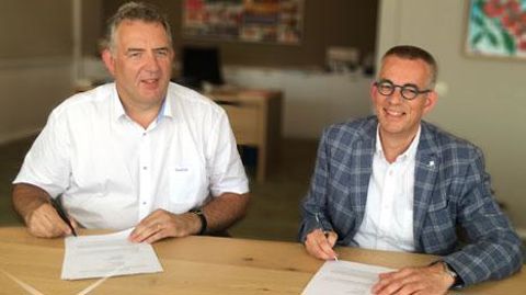 René Richert (à gauche), responsable de A.Ducrettet et Cor Bremmer, pour Beekenkamp Plants signent un contrat de coopération. Le distributeur français gère – depuis le 11 juin 2018 – la commercialisation des obtentions et des jeunes plants, en France, pour le compte de Beekenkamp Ornamentals. ©Ducrettet/Beekenkamp René Richert (à gauche), responsable de A.Ducrettet et Cor Bremmer, pour Beekenkamp Plants signent un contrat de coopération. Le distributeur français gère – depuis le 11 juin 2018 – l