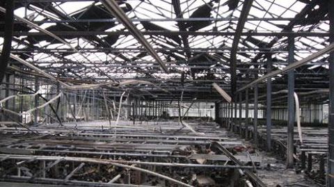 2 500 m2 de serre détruits à 50 %. Cette jardinerie allemande construite début 2000, était équipée d'une toile d'écran thermique facilement inflammable. Montant estimé des dégâts : 300 000 euros. © GBV 2 500 m2 de serre détruits à 50 %. Cette jardinerie allemande construite début 2000, était équipée d'une toile d'écran thermique facilement inflammable. Montant estimé des dégâts : 300 000 euros. © GBV