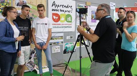 En juin 2018, les lauréats de la 2e édition du concours Apprendre, avec les pros ! ont reçu leurs prix et ont pu témoigner durant le Salon du végétal 2018 à Nantes.  En juin 2018, les lauréats de la 2e édition du concours Apprendre, avec les pros ! ont reçu leurs prix et ont pu témoigner durant le Salon du végétal 2018 à Nantes. 