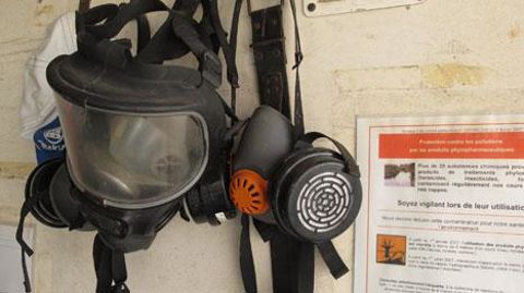 Utiliser des produits phytopharmaceutiques sans certificat approprié en cours de validité sera puni, pour les professionnels, de l'amende prévue pour les contraventions de la cinquième classe (amende maximale de 1 500 €). ©Valérie Vidril  Utiliser des produits phytopharmaceutiques sans certificat approprié en cours de validité sera puni, pour les professionnels, de l'amende prévue pour les contraventions de la cinquième classe (amende maximale de 1 500 €). ©Valérie Vidril 