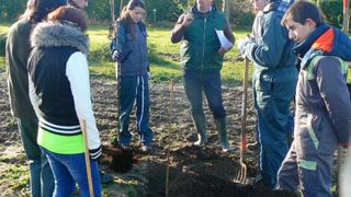 Le 27 novembre dernier, trente-six arbres regroupant trois des six espèces concernées par la démarche Label Rouge ont été plantés sur une parcelle en reconversion bio au lycée agricole de Montluçon-Larequille. ©Excellence végétale Le 27 novembre dernier, trente-six arbres regroupant trois des six espèces concernées par la démarche Label Rouge ont été plantés sur une parcelle en reconversion bio au lycée agricole de Montluçon-Larequille. ©Excellence végétale Le 27 novembre dernier, trente-six arbres regroupant trois des six espèces concernées par la démarche Label Rouge ont été plantés sur une parcelle en reconversion bio au lycée agricole de Montluçon-Larequille. ©Excellence végétale Le 27 novembre dernier, trente-six arbres regroupant trois des six espèces concernées par la démarche Label Rouge ont été plantés sur une parcelle en reconversion bio au lycée agricole de Montluçon-Larequille. ©Excellence végétale