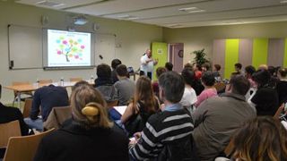 Philippe Bardon, président de la cellule « prospective » de Végépolys, et Marie-Laure Rauline, horticultrice, présidente de Cap'Filière horticulture, ont présenté les nouvelles facettes de l'horticulture aux étudiants. (c)Aude Richard Philippe Bardon, président de la cellule « prospective » de Végépolys, et Marie-Laure Rauline, horticultrice, présidente de Cap'Filière horticulture, ont présenté les nouvelles facettes de l'horticulture aux étudiants. (c)Aude Richard