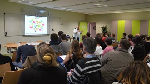 Philippe Bardon, président de la cellule « prospective » de Végépolys, et Marie-Laure Rauline, horticultrice, présidente de Cap'Filière horticulture, ont présenté les nouvelles facettes de l'horticulture aux étudiants. (c)Aude Richard Philippe Bardon, président de la cellule « prospective » de Végépolys, et Marie-Laure Rauline, horticultrice, présidente de Cap'Filière horticulture, ont présenté les nouvelles facettes de l'horticulture aux étudiants. (c)Aude Richard