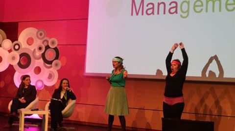 Après une soirée et une journée de travail, sérieux et humour se sont mêlés au moment de la restitution des 28 ateliers. À l'oeuvre : l'organisme de formation Scènergie, d'Angers, qui associe ludique et participatif dans ses prestations. ©Odile Maillard   Après une soirée et une journée de travail, sérieux et humour se sont mêlés au moment de la restitution des 28 ateliers. À l'oeuvre : l'organisme de formation Scènergie, d'Angers, qui associe ludique et participatif dans ses prestations. ©Odile