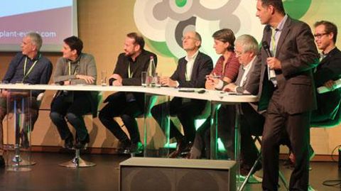 Huit « super-rapporteurs » ont synthétisé, puis restitué, le meilleur des ateliers. Au premier plan à droite : Laurent Peron, animateur de la journée, et consultant pour Evoxya, investi en communication de crise et dans l'accompagnement au changement. ©Odile Maillard Huit « super-rapporteurs » ont synthétisé, puis restitué, le meilleur des ateliers. Au premier plan à droite : Laurent Peron, animateur de la journée, et consultant pour Evoxya, investi en communication de crise et dans l'accompagne