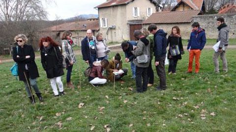 Sur le terrain, lors de la journée technique du 2 février dernier, des représentants de collectivités, des enseignants, ainsi que les élèves d'une classe de BTS « aménagements paysagers » du lycée horticole de Lyon-Dardilly (69), ont bénéficié d'une initiation à la mise en oeuvre du programme de sciences participatives Florilèges. ©Claude Thiery Sur le terrain, lors de la journée technique du 2 février dernier, des représentants de collectivités, des enseignants, ainsi que les élèves d'une class
