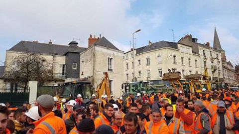 Depuis plus de 2 mois, des manifestations devant les préfectures et des permanences avec des engins de chantiers, des courriers et des rencontres ont tenté de sensibiliser un grand nombre de parlementaires, afin de les convaincre du bien-fondé de leurs revendications. (c)CNATP Depuis plus de 2 mois, des manifestations devant les préfectures et des permanences avec des engins de chantiers, des courriers et des rencontres ont tenté de sensibiliser un grand nombre de parlementaires, afin de les con