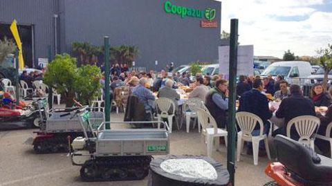 Comme leur nom l'indique, les rencontres « Entre Pros » sont l'occasion de procéder, dans une ambiance conviviale, à des échanges dédiés à l'avenir des filières horticoles et à la découverte de solutions et de matériels. ©Coopazur Comme leur nom l'indique, les rencontres « Entre Pros » sont l'occasion de procéder, dans une ambiance conviviale, à des échanges dédiés à l'avenir des filières horticoles et à la découverte de solutions et de matériels. ©Coopazur