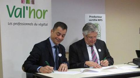 Le 18 février, Benoît Ganem, président de Val'hor, et Theo De Groot, directeur général de MPS, ont signé une convention de coopération permettant notamment à Plante Bleue d'adosser une partie de ses indicateurs quantitatifs au référentiel d'usages de la certification MPS-ABC.(c)Valérie Vidril Le 18 février, Benoît Ganem, président de Val'hor, et Theo De Groot, directeur général de MPS, ont signé une convention de coopération permettant notamment à Plante Bleue d'adosser une partie de ses indicat