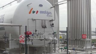 Le GNL est stocké dans une cuve de 31 t protégée par plus de 40 cm d'isolant pour maintenir le gaz à - 160 °C. Les structures verticales sont des réchauffeurs qui permettent le passage à l'état gazeux. ©Maison Barrault Le GNL est stocké dans une cuve de 31 t protégée par plus de 40 cm d'isolant pour maintenir le gaz à - 160 °C. Les structures verticales sont des réchauffeurs qui permettent le passage à l'état gazeux. ©Maison Barrault Le GNL est stocké dans une cuve de 31 t protégée par plus de 40 cm d'isolant pour maintenir le gaz à - 160 °C. Les structures verticales sont des réchauffeurs qui permettent le passage à l'état gazeux. ©Maison Barrault Le GNL est stocké dans une cuve de 31 t protégée par plus de 40 cm d'isolant pour maintenir le gaz à - 160 °C. Les structures verticales sont des réchauffeurs qui permettent le passage à l'état gazeux. ©Maison Barrault