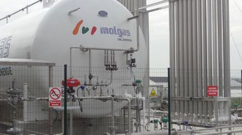 Le GNL est stocké dans une cuve de 31 t protégée par plus de 40 cm d'isolant pour maintenir le gaz à - 160 °C. Les structures verticales sont des réchauffeurs qui permettent le passage à l'état gazeux. ©Maison Barrault Le GNL est stocké dans une cuve de 31 t protégée par plus de 40 cm d'isolant pour maintenir le gaz à - 160 °C. Les structures verticales sont des réchauffeurs qui permettent le passage à l'état gazeux. ©Maison Barrault