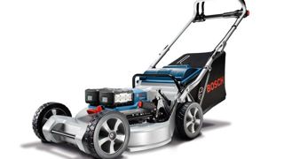 © Bosch Cette tondeuse GRA 36V-LI 531 A de Bosch est conçue pour les professionnels du paysage. Elle est alimentée par deux batteries 36 V/6,0 Ah : l'une pour la traction, l'autre pour la lame de 53 cm. © Bosch Cette tondeuse GRA 36V-LI 531 A de Bosch est conçue pour les professionnels du paysage. Elle est alimentée par deux batteries 36 V/6,0 Ah : l'une pour la traction, l'autre pour la lame de 53 cm.