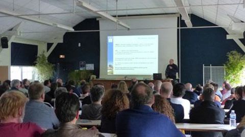 Le programme chargé n'a pas découragé les participants, puisque quelque 170 professionnels - chefs jardiniers, gestionnaires de jardins, paysagistes ou forestiers d'Île-de-France - ont assisté à la quinzaine d'interventions menées au cours de la journée. (c)Ecole du Breuil Le programme chargé n'a pas découragé les participants, puisque quelque 170 professionnels - chefs jardiniers, gestionnaires de jardins, paysagistes ou forestiers d'Île-de-France - ont assisté à la quinzaine d'interventions me