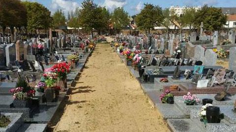 Une allée dégagée de ses plantes dans un cimetière de la ville du Mans (72).©Patrick Plessis Une allée dégagée de ses plantes dans un cimetière de la ville du Mans (72).©Patrick Plessis