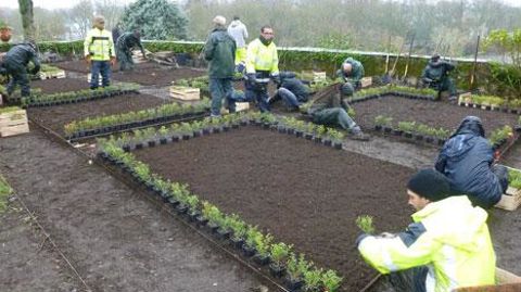 Les chantiers-écoles mettent les jeunes en situation réelle, comme ici des élèves de BP « aménagements paysagers » du lycée Le Fresne au château d'Angers (49). ©Le Fresne  Les chantiers-écoles mettent les jeunes en situation réelle, comme ici des élèves de BP « aménagements paysagers » du lycée Le Fresne au château d'Angers (49). ©Le Fresne 