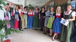 ©Odile Maillard La délégation bavaroise (Allemagne), avec quatre jeunes horticulteurs, paysagistes et fleuristes en apprentissage, leurs professeurs et des organisateurs de jumelages. ©Odile Maillard La délégation bavaroise (Allemagne), avec quatre jeunes horticulteurs, paysagistes et fleuristes en apprentissage, leurs professeurs et des organisateurs de jumelages.