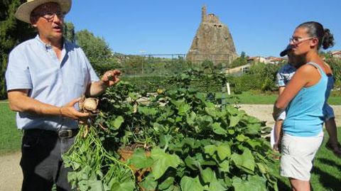 Pierre-Guy Chaniac, commercial pour Graines Voltz, a présenté des associations mêlant vigne, figuier, framboisier, herbes aromatiques... À droite, une représentante des Ets Sioule Végétal, à Chouvigny (03). Pierre-Guy Chaniac, commercial pour Graines Voltz, a présenté des associations mêlant vigne, figuier, framboisier, herbes aromatiques... À droite, une représentante des Ets Sioule Végétal, à Chouvigny (03).