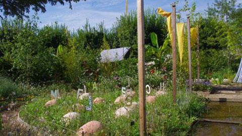 Jardin du monde d'orbae aux îles indigos inspiré de l'atlas des géographes de François Place, conçu par l'école supérieure de paysage de Blois et réalisé par le lycée horticole et du paysage de Fay Billot, le lycée du bois de Mouchard et le lycée de la céramique de Longchamp (21). ©Yaël Haddad Jardin du monde d'orbae aux îles indigos inspiré de l'atlas des géographes de François Place, conçu par l'école supérieure de paysage de Blois et réalisé par le lycée horticole et du paysage de Fay Billot,