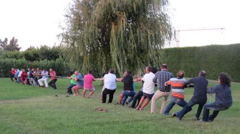 Chaque participant à l'assemblée générale d'HPF a été sollicité pour participer à des jeux. Ce moment de détente a été l'occasion d'utiliser judicieusement la stratégie, la force, l'habileté et l'esprit d'équipe avant de savourer diverses spécialités régionales bien méritées.(c)Odile Maillard Chaque participant à l'assemblée générale d'HPF a été sollicité pour participer à des jeux. Ce moment de détente a été l'occasion d'utiliser judicieusement la stratégie, la force, l'habileté et l'esprit d'é