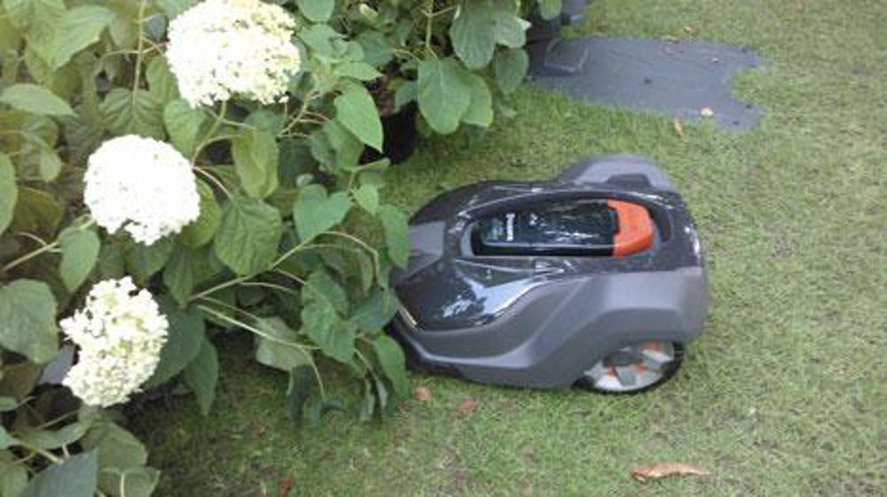 Un robot de tonte à l'oeuvre au sein du l'Espace Conseils dans le cadre de la dernière édition de Salonvert. Et même si le jardin est moins connecté que d'autres secteurs, les possibilités offertes vont d'ores-et-déjà bien au-delà des tondeuses autonomes. (c)Isabelle Cordier Un robot de tonte à l'oeuvre au sein du l'Espace Conseils dans le cadre de la dernière édition de Salonvert. Et même si le jardin est moins connecté que d'autres secteurs, les possibilités offertes vont d'ores-et-déjà bien a