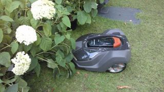 Un robot de tonte à l'oeuvre au sein du l'Espace Conseils dans le cadre de la dernière édition de Salonvert. Et même si le jardin est moins connecté que d'autres secteurs, les possibilités offertes vont d'ores-et-déjà bien au-delà des tondeuses autonomes. (c)Isabelle Cordier Un robot de tonte à l'oeuvre au sein du l'Espace Conseils dans le cadre de la dernière édition de Salonvert. Et même si le jardin est moins connecté que d'autres secteurs, les possibilités offertes vont d'ores-et-déjà bien a