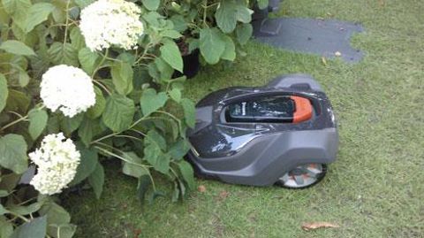 Un robot de tonte à l'oeuvre au sein du l'Espace Conseils dans le cadre de la dernière édition de Salonvert. Et même si le jardin est moins connecté que d'autres secteurs, les possibilités offertes vont d'ores-et-déjà bien au-delà des tondeuses autonomes. (c)Isabelle Cordier Un robot de tonte à l'oeuvre au sein du l'Espace Conseils dans le cadre de la dernière édition de Salonvert. Et même si le jardin est moins connecté que d'autres secteurs, les possibilités offertes vont d'ores-et-déjà bien a