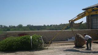 L'ergonome étudie les conditions de travail. Il cherche des solutions pour les optimiser (mécanisation, sécurité), et pour adapter les outils à l'homme. Ici, une situation à risques avec la levée de charges lourdes.(c)Claude Thiery L'ergonome étudie les conditions de travail. Il cherche des solutions pour les optimiser (mécanisation, sécurité), et pour adapter les outils à l'homme. Ici, une situation à risques avec la levée de charges lourdes.(c)Claude Thiery