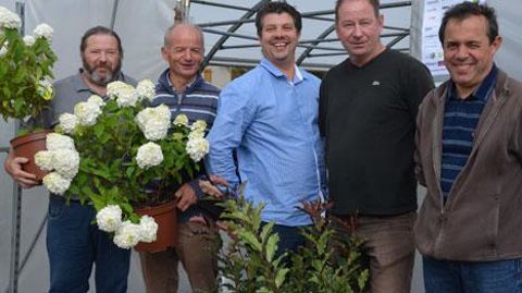 De gauche à droite : Philippe Delaunay (pépinières Delaunay), Arnaud de Reviers (pépinières Paquereau), Arnaud Crosnier (pépinières Crosnier), Bruno Loiseau (pépinières Loiseau) et Bruno Chauvet (Jeunes Plants de Sologne) lancent quatre nouveautés sous le sceau de Loire Valley Horticulture Sourcing (LVHS). De gauche à droite : Philippe Delaunay (pépinières Delaunay), Arnaud de Reviers (pépinières Paquereau), Arnaud Crosnier (pépinières Crosnier), Bruno Loiseau (pépinières Loiseau) et Bruno Chauv