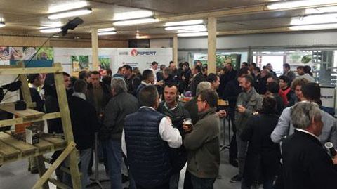 Le 30 novembre, les clients de Ripert ont pu découvrir de nombreux nouveaux produits et échanger avec les personnels et partenaires de l'entreprise.(c)Aude Richard Le 30 novembre, les clients de Ripert ont pu découvrir de nombreux nouveaux produits et échanger avec les personnels et partenaires de l'entreprise.(c)Aude Richard