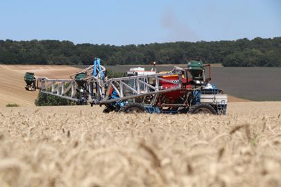 Modifié par deux agriculteurs pour réaliser du semis à la volée avant récolte, cet automoteur est bien adapté pour travailler sur la culture, sans labimer. Modifié par deux agriculteurs pour réaliser du semis à la volée avant récolte, cet automoteur est bien adapté pour travailler sur la culture, sans labimer.