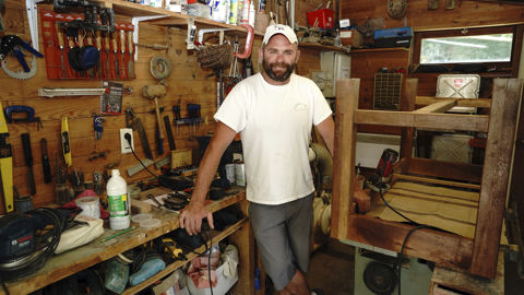 L’hiver, Patrick Mantrand travaille le bois et fabrique le mobilier familial. L’hiver, Patrick Mantrand travaille le bois et fabrique le mobilier familial.