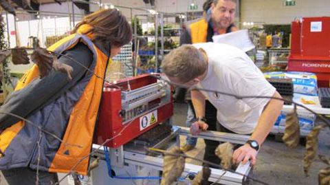 Les Olympiades nationales des métiers mettent les lauréats régionaux à l'épreuve de situations professionnelles. Ici, Nicolas Mielcarek (à droite), élu champion de France en horticulture en 2015 à Strasbourg (67), exécute un semis à la machine. (c)Odile Maillard Les Olympiades nationales des métiers mettent les lauréats régionaux à l'épreuve de situations professionnelles. Ici, Nicolas Mielcarek (à droite), élu champion de France en horticulture en 2015 à Strasbourg (67), exécute un semis à la m