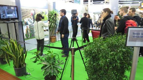 ©Odile Maillard La réalité virtuelle entre dans les recherches pour optimiser l'ergonomie des postes de travail et la sécurité au travail. Une démonstration simple attire la foule et parle beaucoup mieux qu'un long discours. Ici sur le stand de la MSA 49 au Sival 2017.