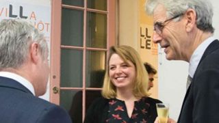 Alice Stevens entourée de Christian Roveyaz (à droite), président de la caisse du Crédit agricole de Versailles, et de Claude Motteron, directeur des relations clients, à la direction régionale de Versailles du Crédit agricole Île-de-France.(c)Odile Maillard) Alice Stevens entourée de Christian Roveyaz (à droite), président de la caisse du Crédit agricole de Versailles, et de Claude Motteron, directeur des relations clients, à la direction régionale de Versailles du Crédit agricole Île-de-France Alice Stevens entourée de Christian Roveyaz (à droite), président de la caisse du Crédit agricole de Versailles, et de Claude Motteron, directeur des relations clients, à la direction régionale de Versailles du Crédit agricole Île-de-France.(c)Odile Maillard) Alice Stevens entourée de Christian Roveyaz (à droite), président de la caisse du Crédit agricole de Versailles, et de Claude Motteron, directeur des relations clients, à la direction régionale de Versailles du Crédit agricole Île-de-France