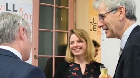 Alice Stevens entourée de Christian Roveyaz (à droite), président de la caisse du Crédit agricole de Versailles, et de Claude Motteron, directeur des relations clients, à la direction régionale de Versailles du Crédit agricole Île-de-France.(c)Odile Maillard) Alice Stevens entourée de Christian Roveyaz (à droite), président de la caisse du Crédit agricole de Versailles, et de Claude Motteron, directeur des relations clients, à la direction régionale de Versailles du Crédit agricole Île-de-France