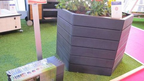 Les nouveautés du salon, présentées à l'entrée, marquaient clairement les tendances actuelles du marché du jardin : praticité, légèreté, adaptation aux petits jardins urbains… ©Pascal Fayolle Les nouveautés du salon, présentées à l'entrée, marquaient clairement les tendances actuelles du marché du jardin : praticité, légèreté, adaptation aux petits jardins urbains… ©Pascal Fayolle