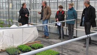 Laurent Mary, responsable d'expérimentation, présente les essais du Caté à Corinne Bitaud, la nouvelle directrice d'Astredhor (à gauche), et Claude Déhais, président de l'institut (à droite). ©Valérie Vidril Laurent Mary, responsable d'expérimentation, présente les essais du Caté à Corinne Bitaud, la nouvelle directrice d'Astredhor (à gauche), et Claude Déhais, président de l'institut (à droite). ©Valérie Vidril