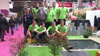 ©Odile Maillard 10 apprentis, un enseignant et un paysagiste : tous entourent l'animateur du salon qui annonçait leur démonstration, interpellait les visiteurs, expliquait la démarche et l'avancement des travaux.